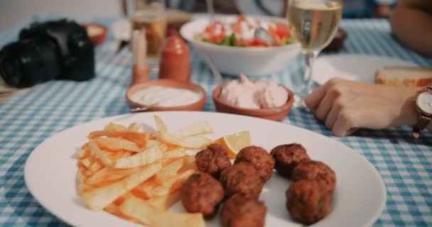 Geleneksel Yunan restoranında Akdeniz yemeği ve aperatifleri servis ediliyor — Stok video