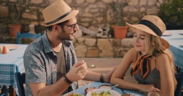 Pareja de vacaciones en Grecia comiendo comida tradicional en el restaurante — Vídeo de stock