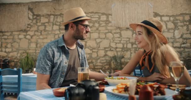 Jóvenes turistas disfrutando de la comida en el restaurante tradicional de Europa — Vídeo de stock