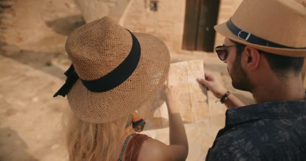 Turyści para czyta mapę dojazdu w Grecji — Wideo stockowe