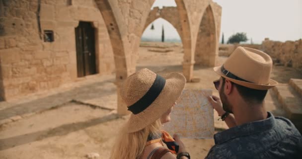 Touristes regardant la carte sur les vacances d'été en Méditerranée — Video