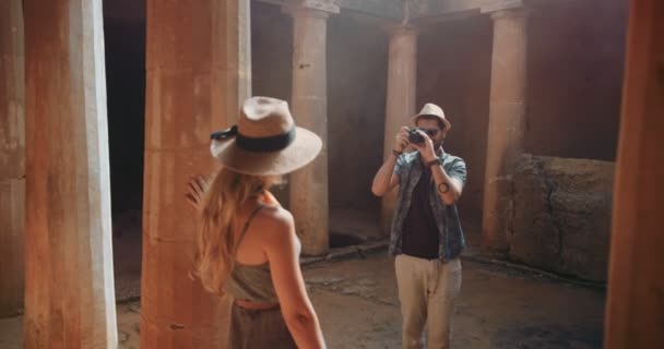 Pareja de turistas con cámara fotográfica tomando fotos en sitio arqueológico europeo — Vídeos de Stock