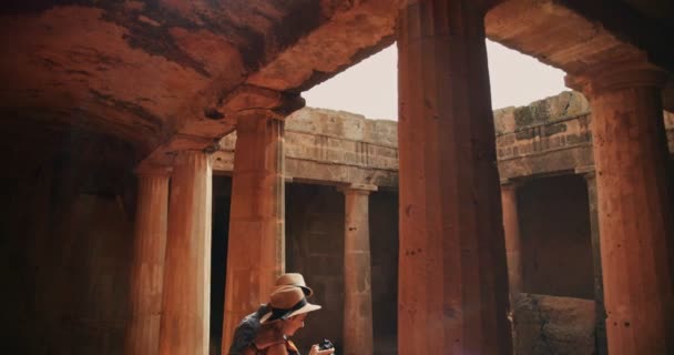 Toeristen met camera nemen foto 's van oud monument in Griekenland — Stockvideo