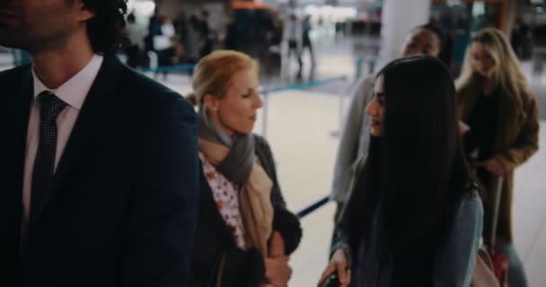 Wieloetniczni ludzie czekają w kolejce na lotnisku — Wideo stockowe