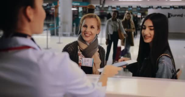 Madre e hija haciendo check-in en el aeropuerto antes de viajar — Vídeo de stock