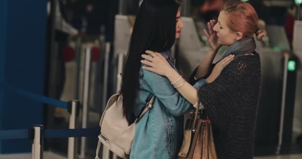 Madre e hija joven abrazando y diciendo adiós en el aeropuerto — Vídeo de stock