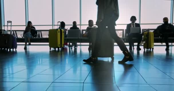 Multiétnica multidão de pessoas no portão do aeroporto sala de espera — Vídeo de Stock