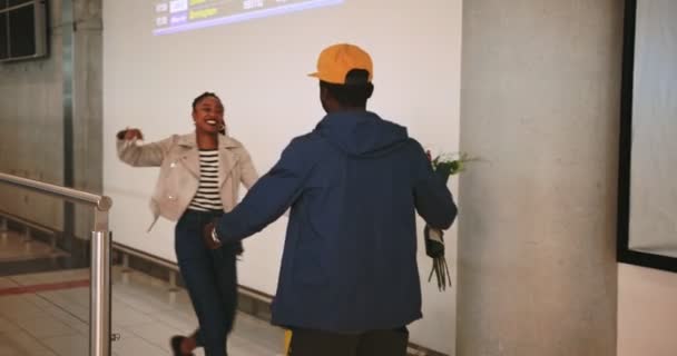 Havaalanına vardıktan sonra kız arkadaşını selamlayan ve kucaklayan bir erkek arkadaş. — Stok video