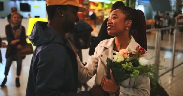 Mladý emocionální pár objímající na letišti po příletu letu — Stock video