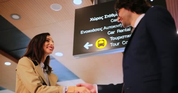 Setkání mladých podnikatelů a pozdrav na letišti po příletu — Stock video