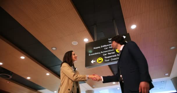 Jonge zakenmensen begroeten en schudden handen op de luchthaven — Stockvideo