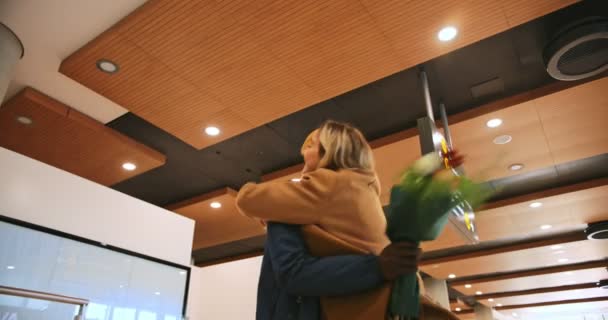 Молода щаслива багатоетнічна пара зустрічається в аеропорту після подорожі — стокове відео