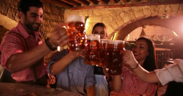 Jovens amigos multi-étnicos com canecas de cerveja e fantasias celebrando Oktoberfest — Vídeo de Stock