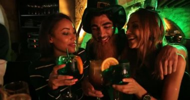 İrlanda barında Aziz Patrick Günü 'nü kutlayan çok ırklı arkadaşlarınız kutlu olsun.