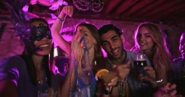 Renkli boncuklu arkadaşlar New Orleans 'ta Mardi Gras' yı kutluyorlar.