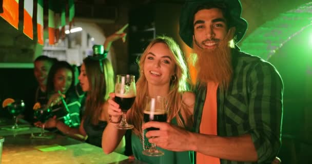 Νεαρό ζευγάρι γιορτάζει Saint Patricks ιρλανδική εθνική γιορτή με μπύρα — Αρχείο Βίντεο