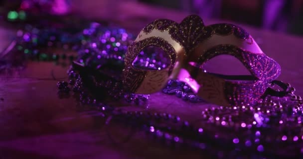 Carnaval masker en kralen als Mardi Gras decoratie — Stockvideo