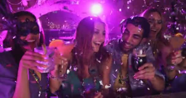 Jovens amigos multi-étnicos bebendo e comemorando Mardi Gras no bar — Vídeo de Stock