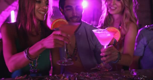 Gelukkige jonge vrienden toasten met cocktails op Mardi Gras party — Stockvideo