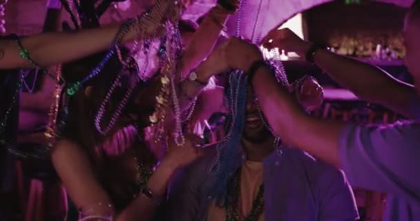 Unga vänner med färgglada pärlor firar Mardi Gras på fest — Stockvideo