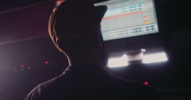 Müzik yapımcısı stüdyoda bilgisayar ve müzik üzerinde çalışıyor. — Stok video