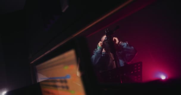 Jovem cantor hipster gravando música no estúdio de gravação — Vídeo de Stock