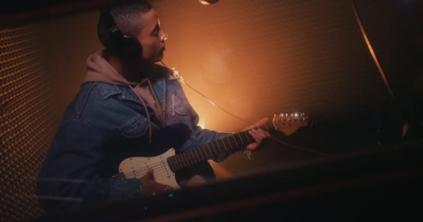 Joven bajista hipster grabando música en un estudio profesional — Vídeo de stock