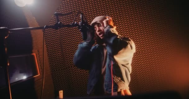 Jovem cantor hipster executando e gravando músicas no estúdio de música — Vídeo de Stock