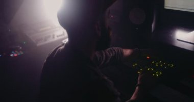 Hipster ses mühendisi ses karıştırıcı üzerinde çalışıyor ve müzik yapıyor.