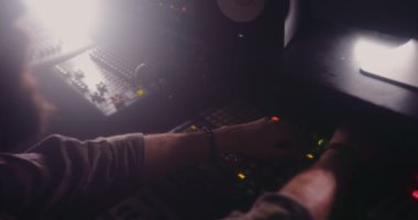 DJ 'in radyo istasyonunda çalıştığı yakın plan yayın stüdyosu.