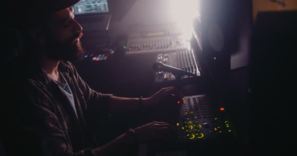 Νέος hipster DJ που δουλεύει σε μίξερ ήχου και παράγει μουσική — Αρχείο Βίντεο
