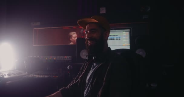 Ευτυχισμένος μουσικός παραγωγός ηχογραφεί τραγούδια σε επαγγελματικό στούντιο μουσικής — Αρχείο Βίντεο
