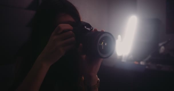 Jovem fotógrafa profissional tirando fotos em estúdio com luzes — Vídeo de Stock