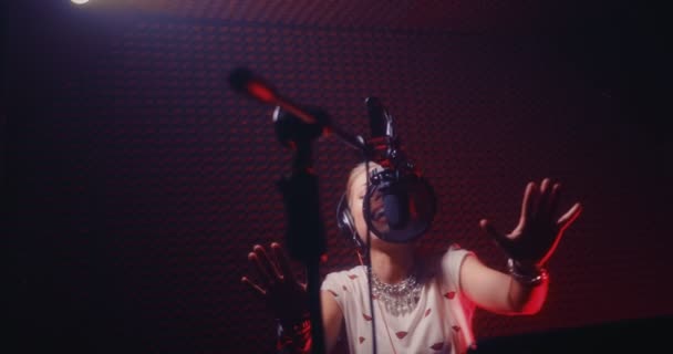 Jovem hipster artista musical feminina gravando músicas no estúdio de música — Vídeo de Stock