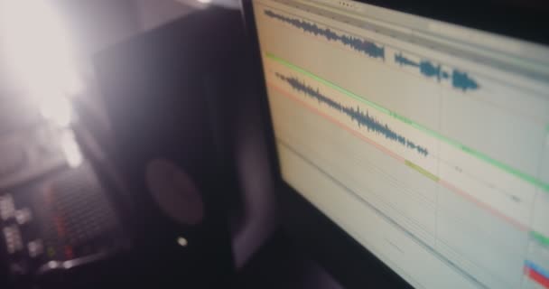 Close-up van computer software muziek editor in muziek opnamestudio — Stockvideo