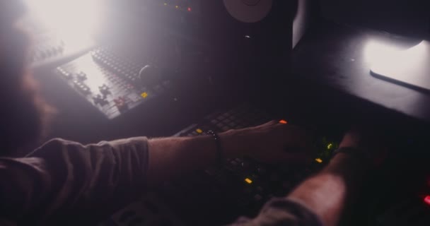在广播电台广播室工作的DJ的特写镜头 — 图库视频影像