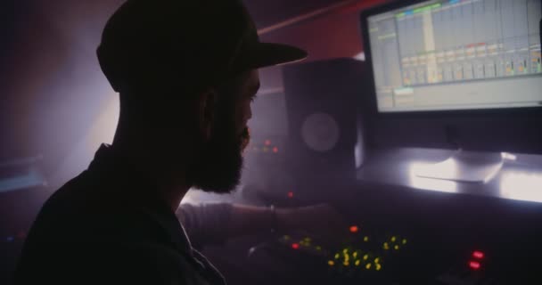 Звукорежисер, який працює над звуковим мікшером у пост-продакшн студії — стокове відео