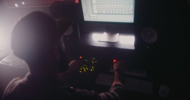 Musikproduzentin und Hipster-Sängerin nimmt Song im Studio auf — Stockvideo