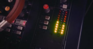 Profesyonel ses ekipmanı kontrol panelinde kulaklıkların kapatılması