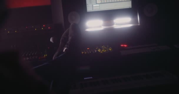 Entspannter Musikproduzent macht Pause im Musikstudio — Stockvideo