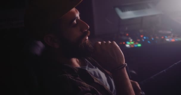 Jovem produtor de música hipster trabalhando em estúdio de gravação — Vídeo de Stock
