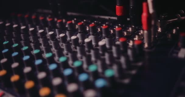 Primer plano del mezclador de sonido con perillas de volumen en el estudio de música — Vídeos de Stock