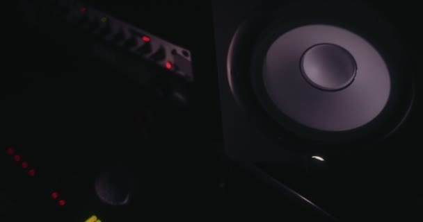 Close-up de alto-falante em estúdio de gravação de música profissional — Vídeo de Stock