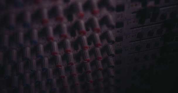 Close-up de botões de volume no painel de controle de mistura de som profissional — Vídeo de Stock