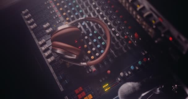 Auriculares en panel de control de mezcla de sonido en el estudio de música dj — Vídeos de Stock