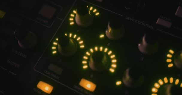 Κοντινό πλάνο των κουμπιών ήχου μίξερ έντασης σε επαγγελματικό στούντιο ήχου — Αρχείο Βίντεο