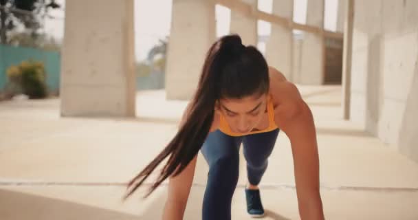 Giovane donna ispanica sportiva che si allunga e si prepara per correre — Video Stock
