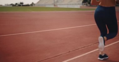 Akıllı koşuculu genç bayan koşucu atletizm eğitimi alıyor.