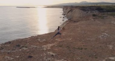 Deniz uçurumunda bacaklarını açan kadının robot görüntüsü