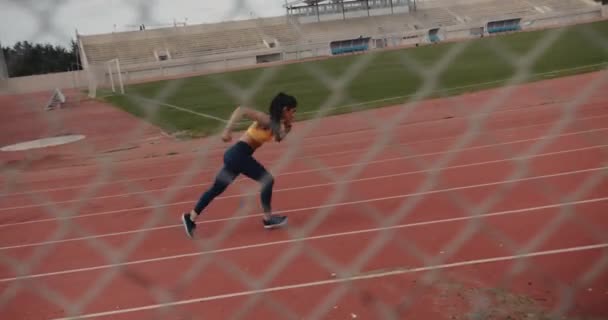 Молодая спортсменка бегает и тренируется на беговой дорожке — стоковое видео